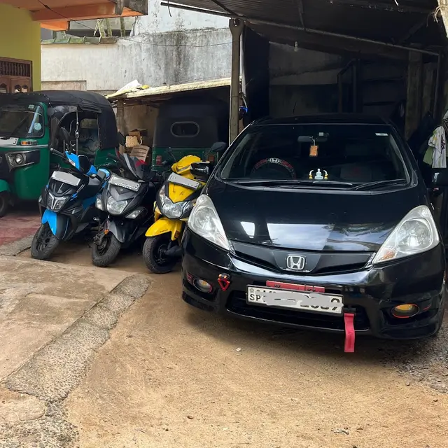 Chathura Taxi Service & Bike Rent (Tuktuk city Tours)